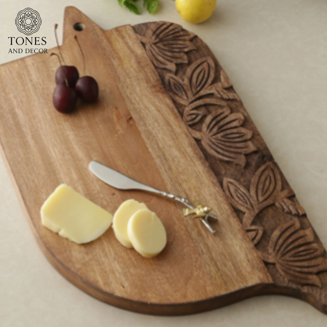Hand-Carved Leaf Edge Wooden Cutting & Serving Board – 40.6 × 25.4 cm