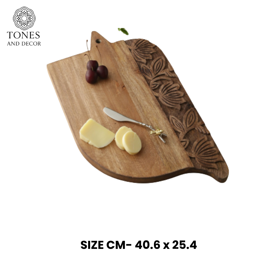 Hand-Carved Leaf Edge Wooden Cutting & Serving Board – 40.6 × 25.4 cm