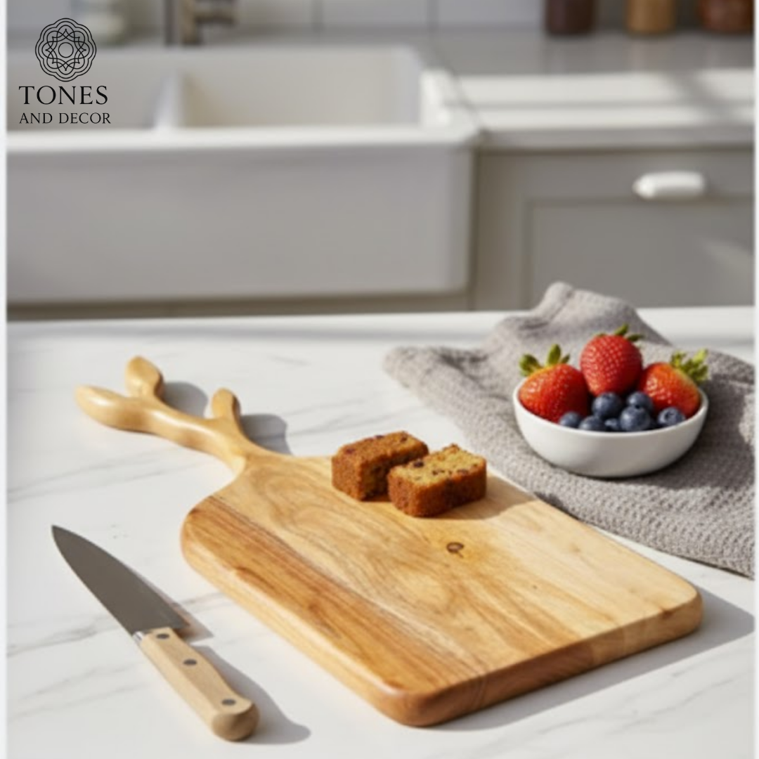 Designer Leaf-Handle Wooden Chopping & Serving Board – 24 × 34 cm